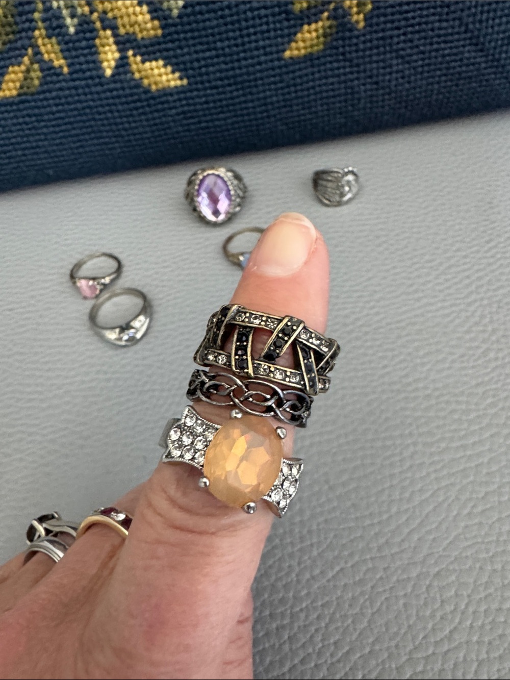 14 ASSORTED SILVER TONE FASHION RINGS. - Picture 9 of 11